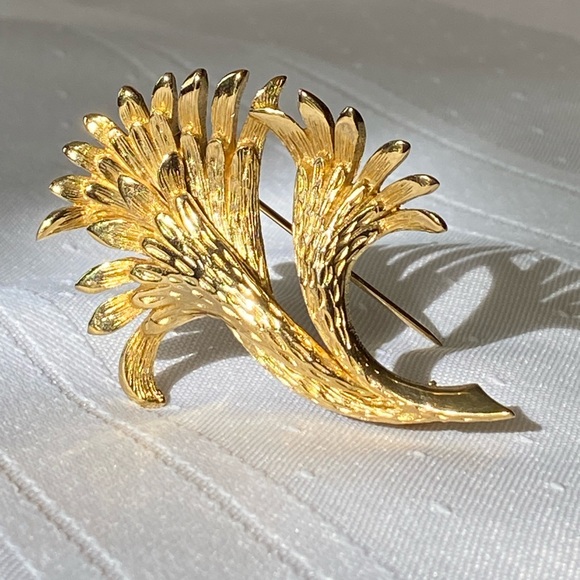 Vintage Designer Vendome Flower Gold Tone Brooch Pin - Picture 13 of 16